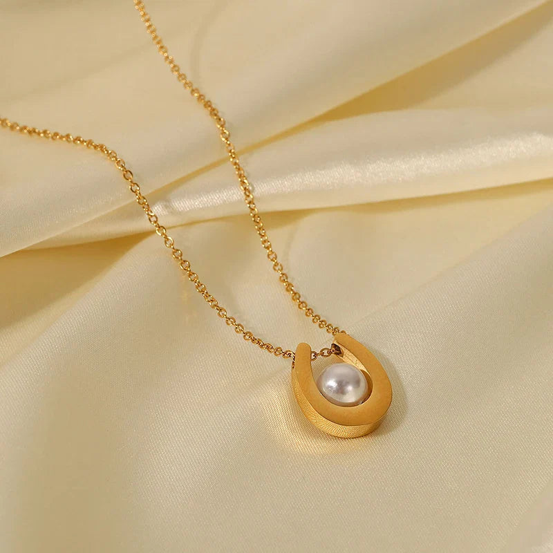 Pearl horseshoe necklace Dream Horse